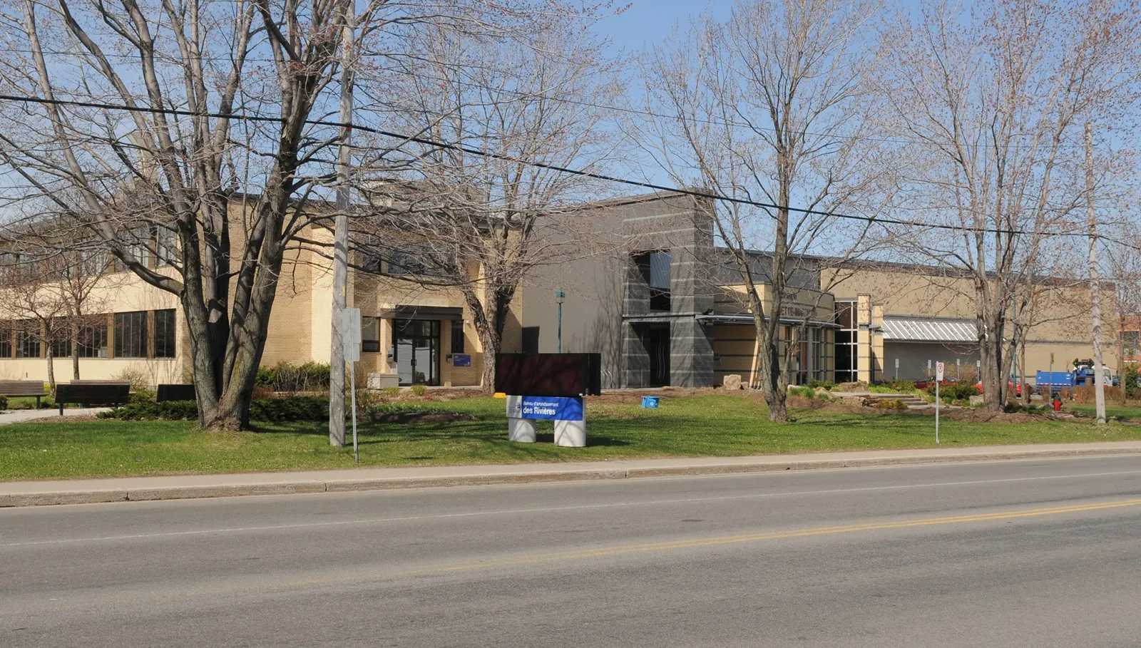 Building exterior of the Jean-Paul-Nolin complex