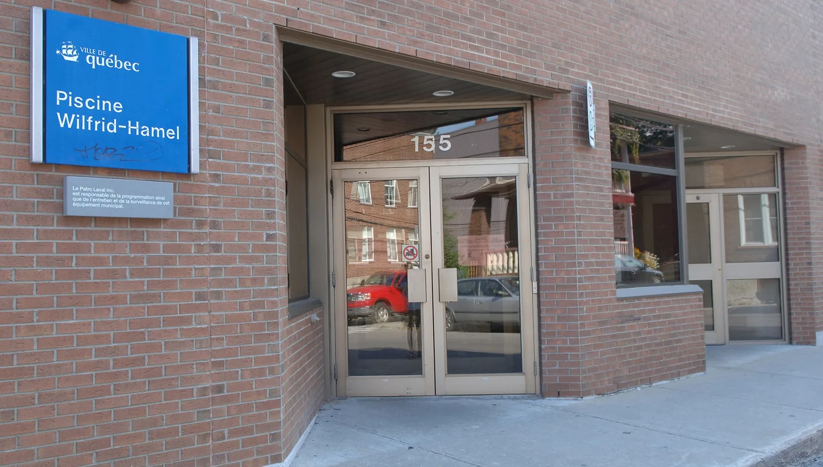 Building entrance of Piscine Wilfrid-Hamel