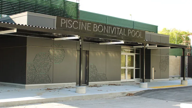 Building exterior of Piscine Dan Vandal Bonivital Pool